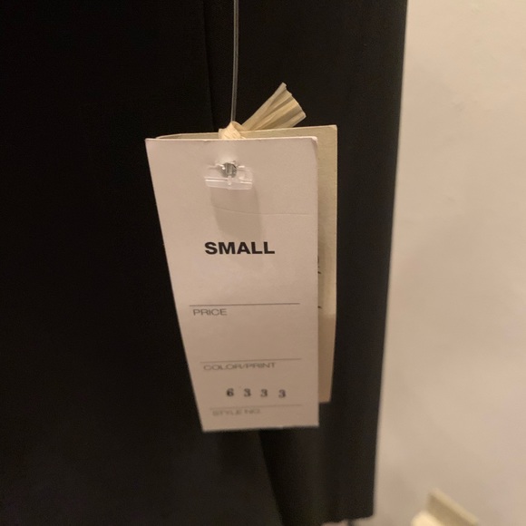 Sleeveless black and cream asymmetrical tank - Picture 3 of 6